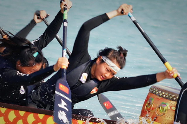 上海海洋大学龙舟队在第九届全国大学生龙舟锦标赛摘金