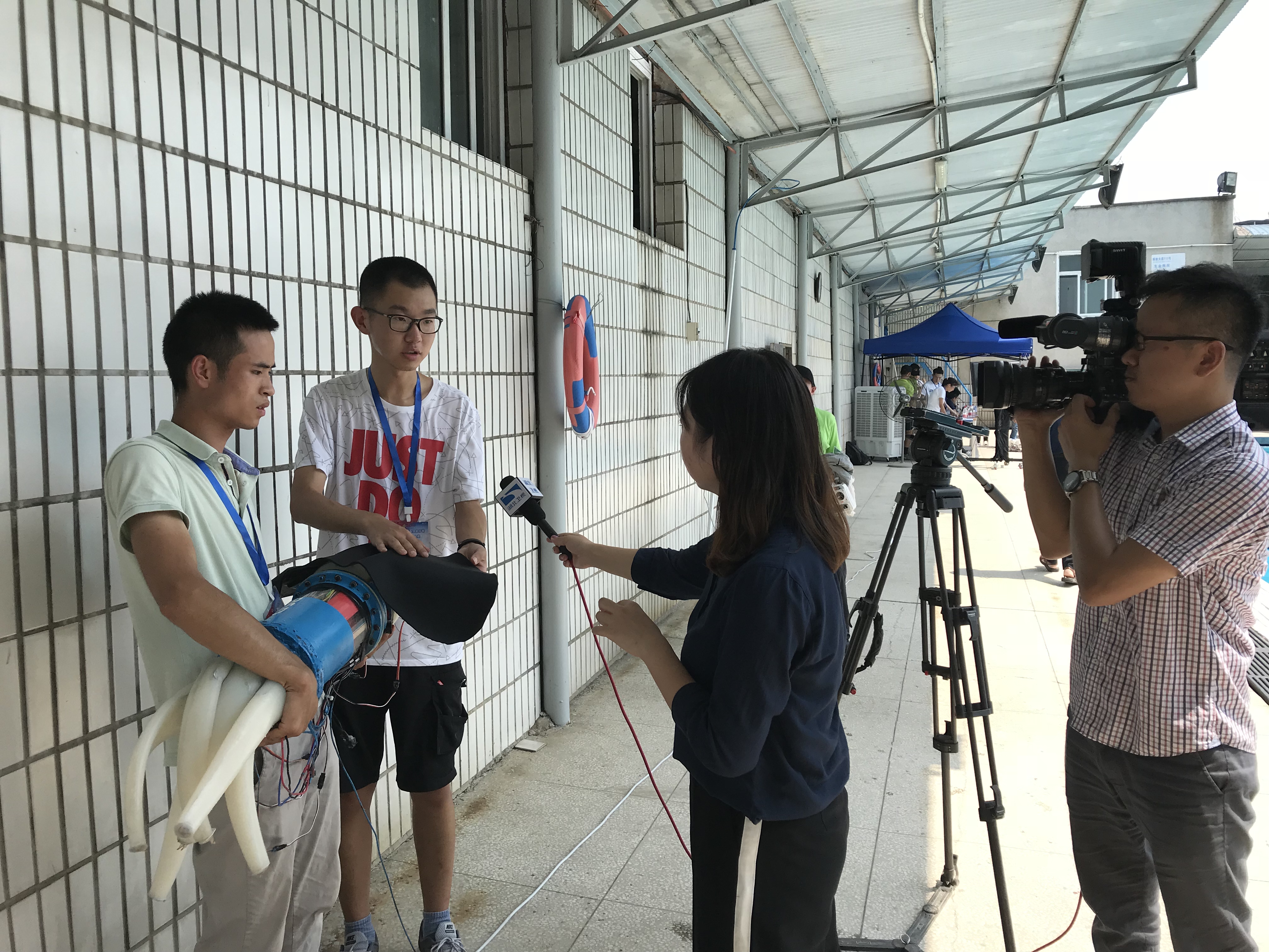 接受电视台采访